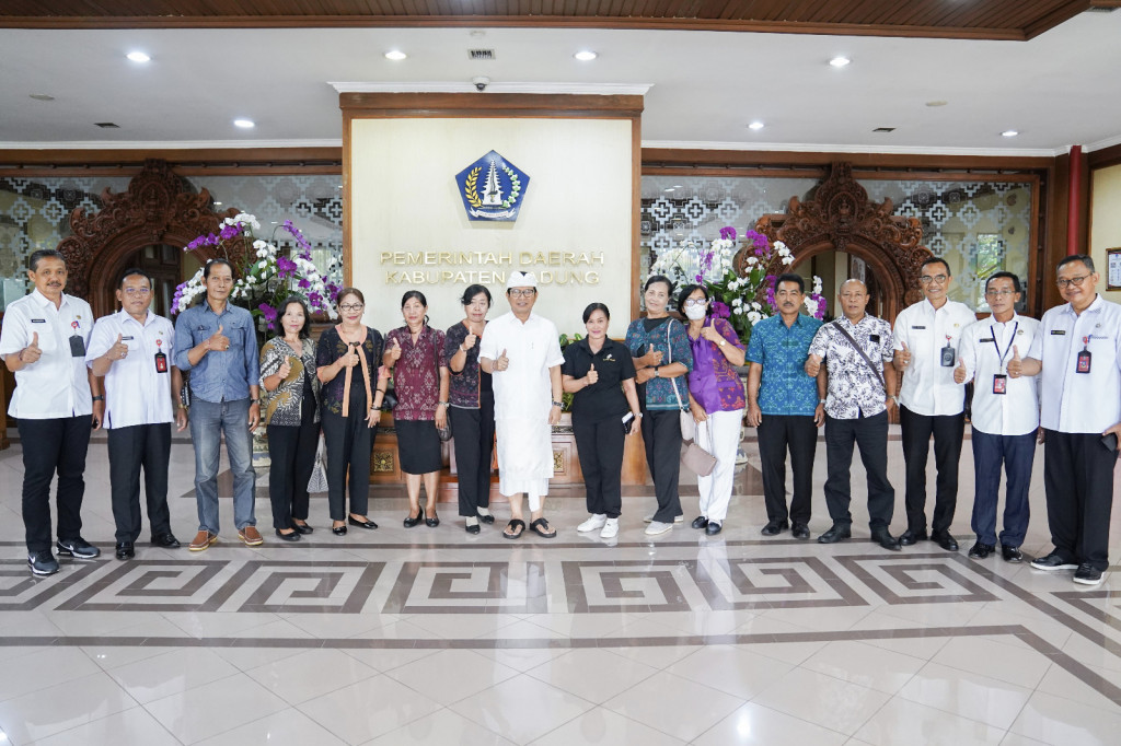 Sekda Badung Kembali Serahkan Santunan Pensiun Bagi Anggota KORPRI